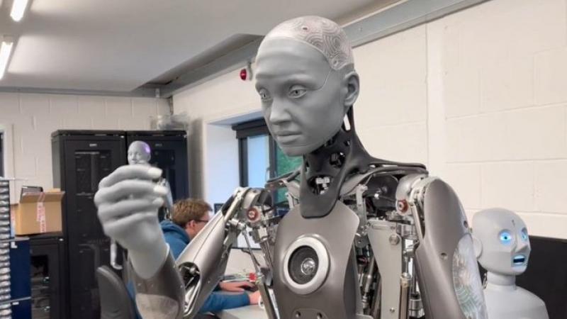 طوّرت شركة "إينجينيرد آرتس" الروبوت الجديد الذي سمي بـ"أميكا" (تويتر)