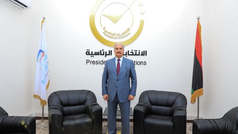خليفة حفتر بعد تقديم أوراق ترشحه إلى الرئاسة الليبية