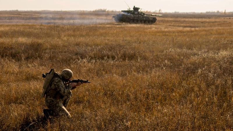 تستنكر كل من أوكرانيا والغرب منذ أسابيع التحركات "غير العادية" للقوات الروسية عند الحدود مع جارتها للمرة الثانية هذا العام (رويترز)