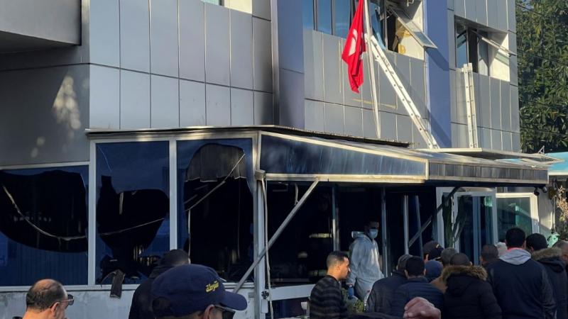 شهد محيط مقر حركة النهضة التونسية طوقًا أمنيًا بعد الحريق الذي اندلع فيه (رويترز)