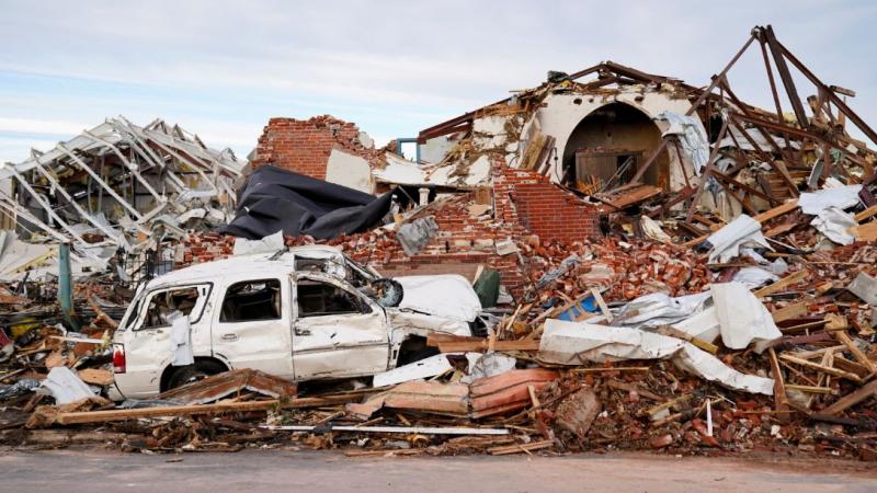 مشاهد من مخلفات الدمار جراء الأعاصير والعواصف التي ضربت ولايات أميركية (رويترز)