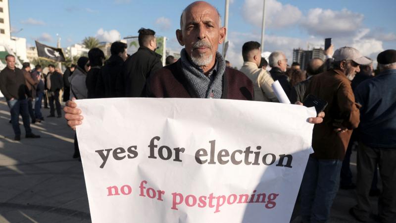 الجدل يتواصل في ليبيا بشأن تأجيل الانتخابات إلى موعد آخر (رويترز)