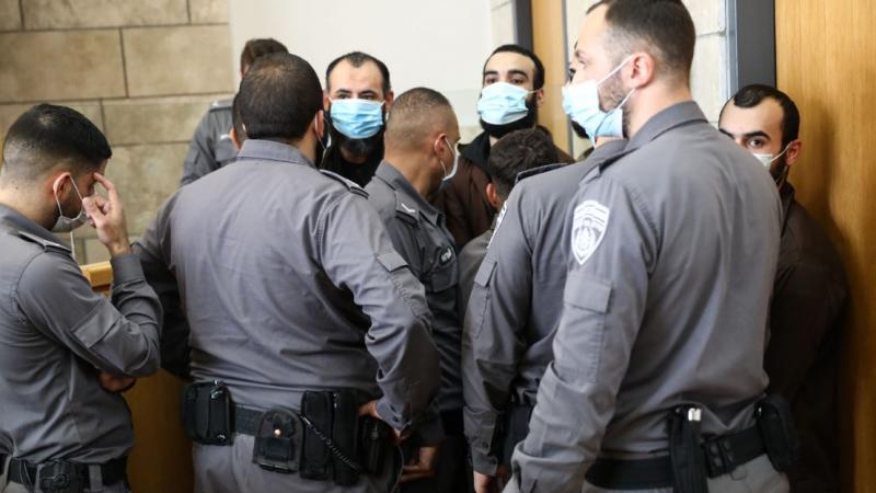 قوات الاحتلال تعتدي بالضرب على أسرى سجن جلبوع أبطال عملية "نفق الحرية" (الأناضول)
