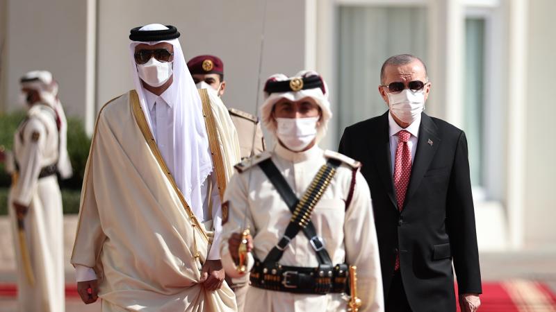 أمير دولة قطر الشيخ تميم بن حمد آل ثاني يستقبل الرئيس التركي رجب طيب أردوغان بمراسم رسمية (الأناضول)