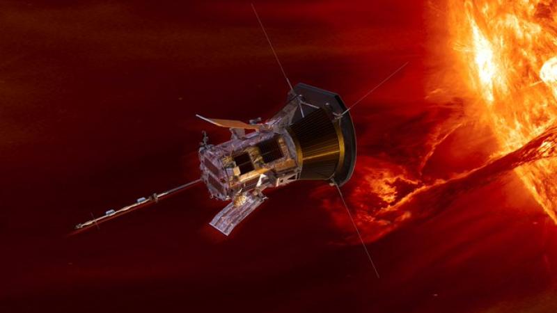 سيستمر المسبار "باركر" في التأرجح بجانب الشمس وجمع البيانات من داخل الهالة حول الرياح الشمسية والبلازما (تويتر- ناسا)