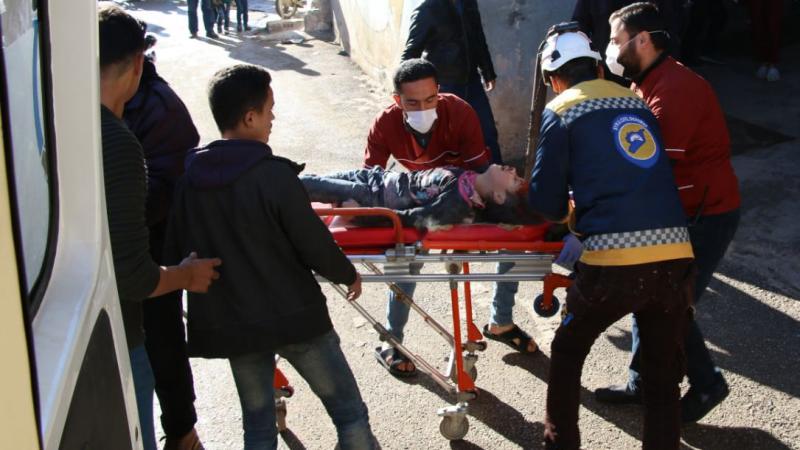  لحظة إسعاف فريق الدفاع المدني للمصابين بقصف للنظام السوري شرقي إدلب (غيتي)