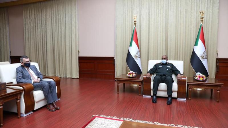 عبد الفتاح البرهان خلال لقائه رئيس بعثة الأمم المتحدة المتكاملة بالسودان