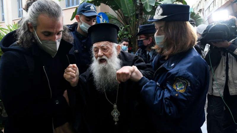 كاهن أرثوذكسي يحتج على زيارة البابا إلى اليونان
