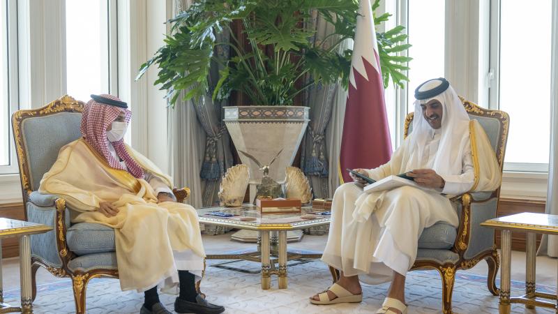 أمير قطر خلال استقباله وزير الخارجية السعودي بالدوحة