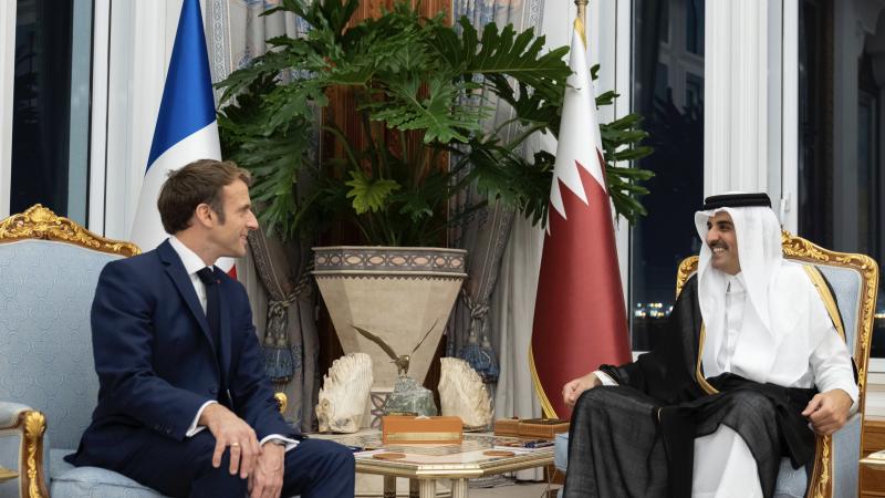 أمير قطر الشيخ تميم بن حمد آل ثاني يلتقي الرئيس الفرنسي إيمانويل ماكرون في الدوحة