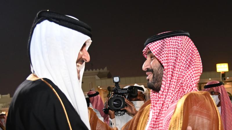 أمير دولة قطر الشيخ تميم بن حمد آل ثاني وولي العهد السعودي الأمير محمد بن سلمان خلال لقاء سابق في مدينة جدة (وكالة الأنباء القطرية)
