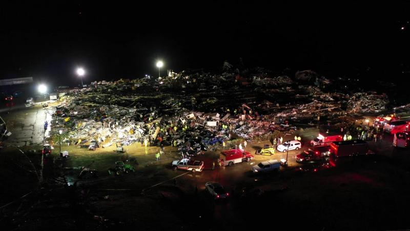 انهار سقف مصنع للشموع في مايفيلد في ولاية كنتاكي بسبب الإعصار (تويتر)