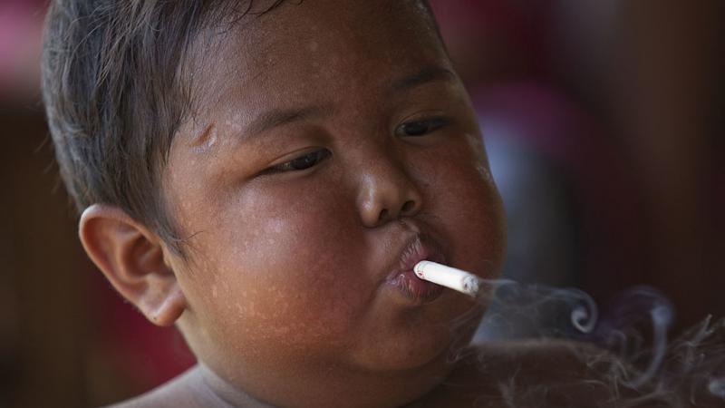 أدمن ريزال على التدخين عندما أعطاه والده سيجارة في عمر 18 شهرًا (غيتي)