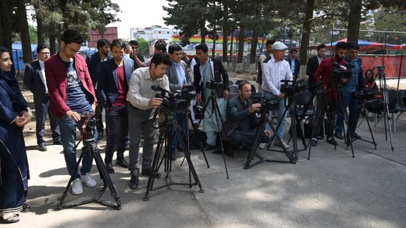قبل المباشرة بتغطية موضوع ما على الصحافيين أولا إبلاغ وزارة الإشراف التابعة لحركة طالبان، والحصول على إذن بهدف التحقق من عملهم