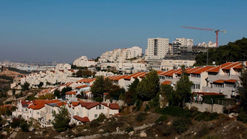 صادقت الحكومة الإسرائيلية الأسبوع الماضي على 8 مخططات استيطانية في الضفة الغربية بما فيها مدينة القدس الشرقية (غيتي)