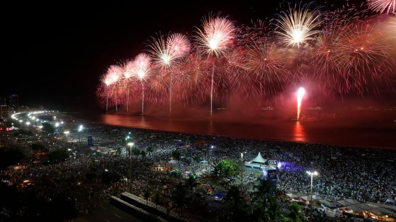 تجذب الاحتفالات السنوية ملايين السكان والسائحين إلى شاطئ كوباكابانا لمشاهدة الألعاب النارية (أرشيف-غيتي)