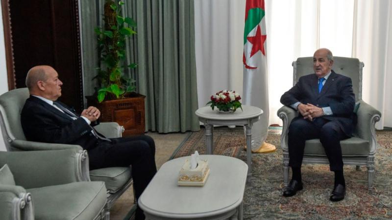 الرئيس الجزائري عبد المجيد تبون يلتقي وزير الخارجية الفرنسي جان إيف لودريان خلال زيارة سابقة في يناير 2020 (غيتي-أرشيف)