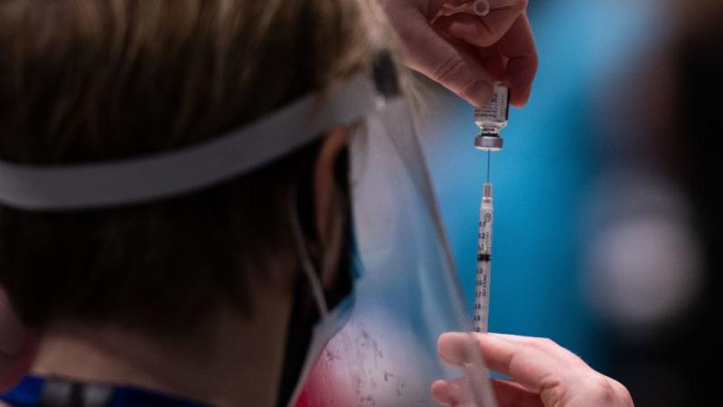 شملت دراسة بريطانية حول التطعيم بجرعتين مختلفتين 1070 متطوعًا (أرشيف-غيتي)