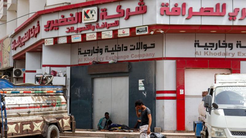 استجابت شركات الصرافة في عدن لدعوة جمعية الصرافين بالإغلاق لمدة يومين (أرشيف-غيتي)