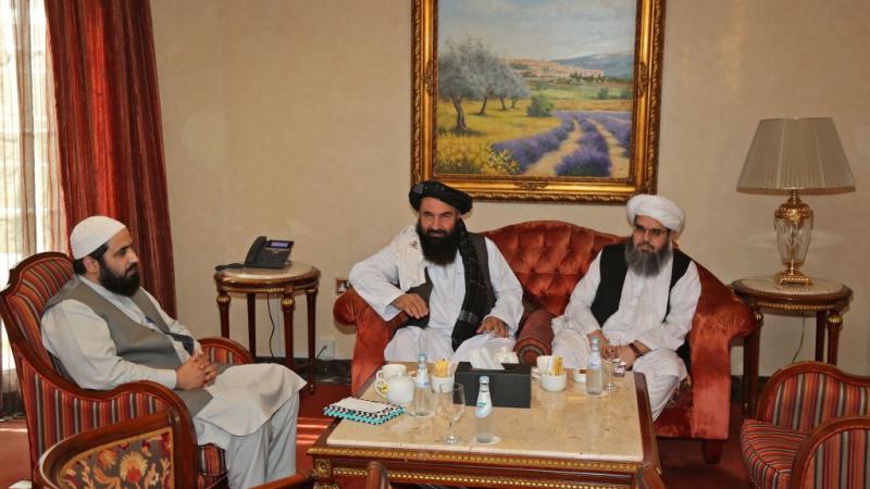 وفد من طالبان خلال جولة محادثات سابقة مع القوى الغربية في قطر (غيتي-أرشيف)