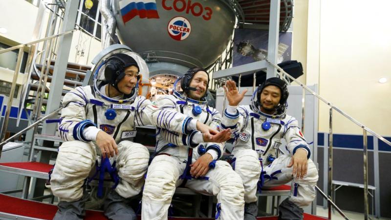 استعد المليالدير الياباني يوساكو مايزاوا مع مساعده للرحلة إلى الفضاء في "ستار سيتي" قرب موسكو (غيتي)