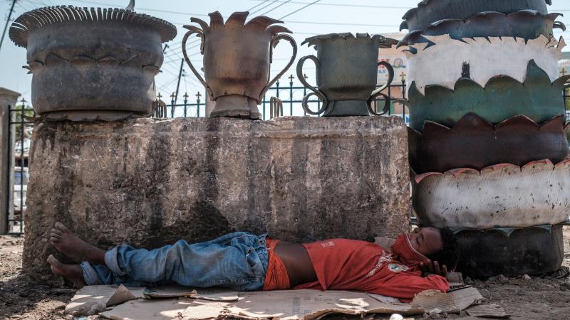 يرزح ما لا يقل عن سبعة من كل عشرة صوماليين تحت خط الفقر (غيتي)