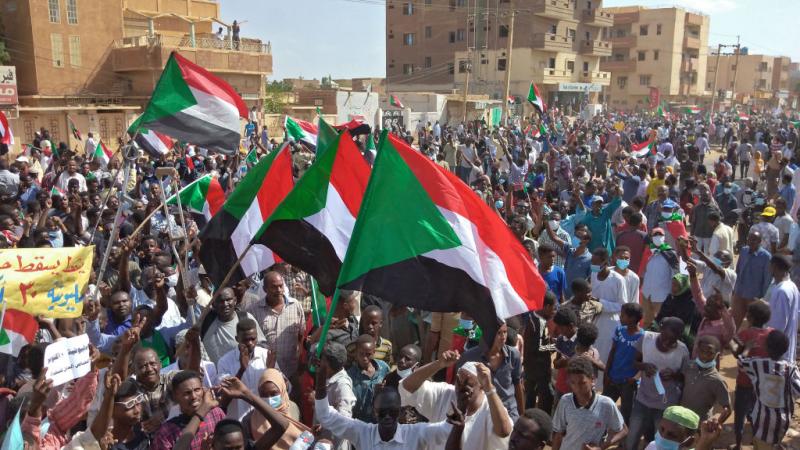 يشهد السودان منذ 25 أكتوبر احتجاجات رفضًا لإجراءات استثنائية تضمنت إعلان حالة الطوارئيشهد السودان منذ 25 أكتوبر احتجاجات رفضًا لإجراءات استثنائية تضمنت إعلان حالة الطوارئ (غيتي)