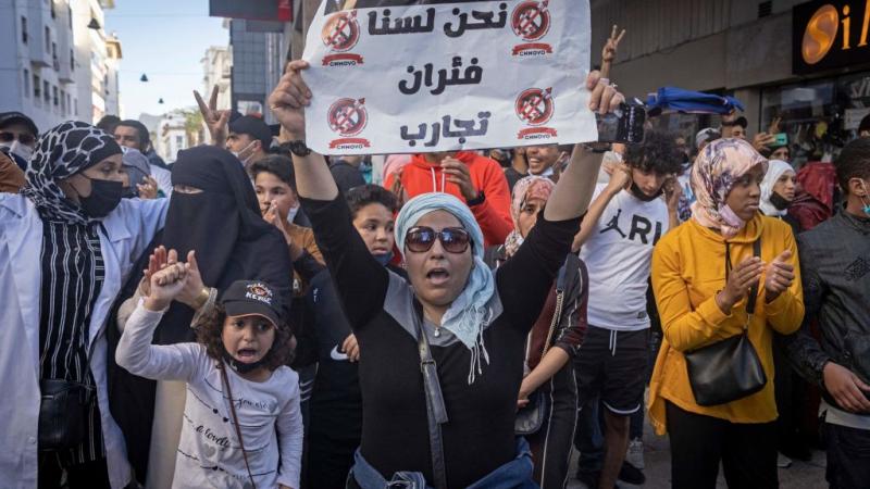 في أكتوبر الماضي بدأ سريان قرار حكومي يقضي بإبراز وثيقة "جواز التلقيح" شرطًا للتنقل في أرجاء المغرب ما أثار موجة اعتراضات واسعة في مدن عدة