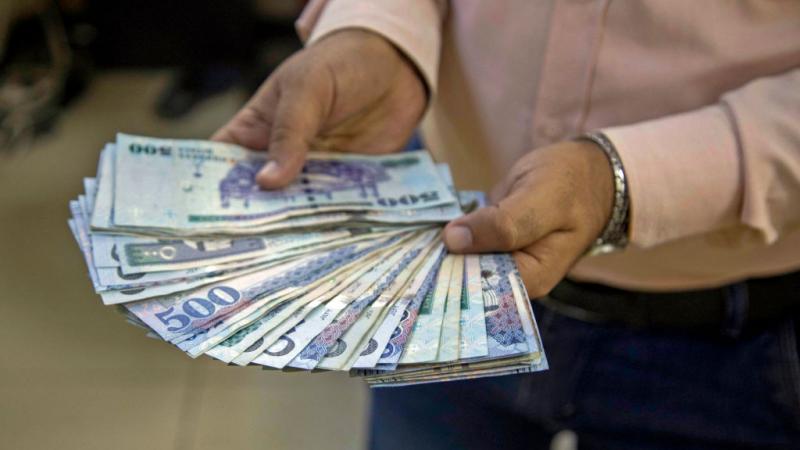 تدخل البنك المركزي اليمني للمرة الرابعة بهدف دعم سعر صرف العملة المحلية المنهارة في مقابل الدولار 