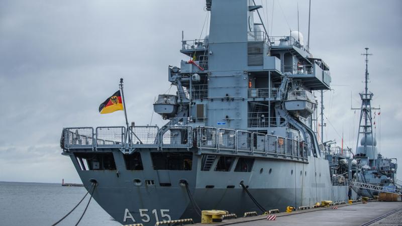 أعلن مسؤولون في برلين أن البحرية الألمانية ستلتزم بالإبحار في ممرات التجارة المشتركة (غيتي - صورة تعبيرية)
