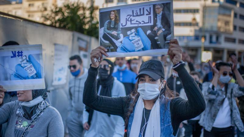 شهد المغرب خلال الأسابيع الماضية سلسلة احتجاجات اعتراضًا على فرض جواز التلقيح ضد وباء كوفيد-19 (غيتي-أرشيف)