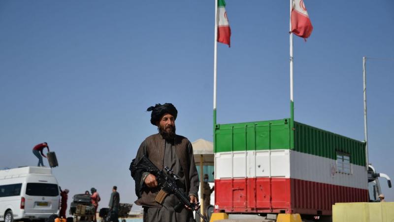 مقاتل من حركة طالبان يقف عند الحدود الأفغانية الإيرانية