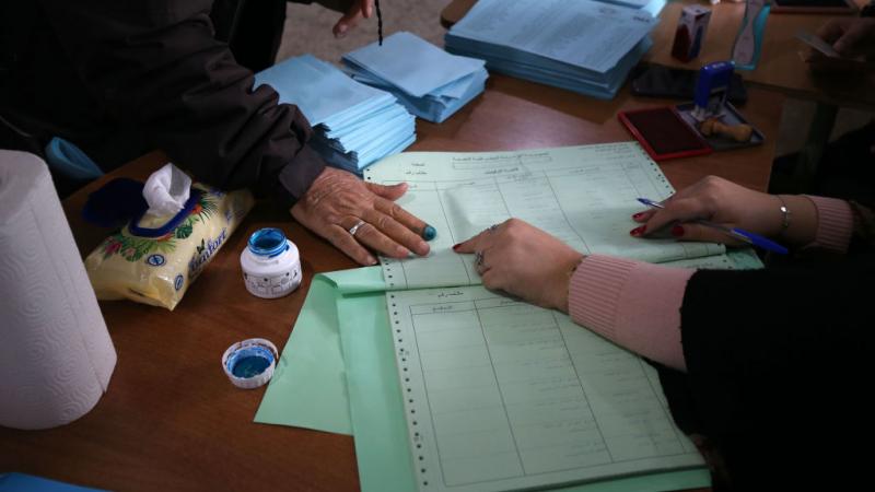 تظلّ مسألة العزوف عن المشاركة في الانتخابات بالجزائر قائمة بعد حملة وُصِفت بالفاترة في الأوساط السياسية (غيتي)