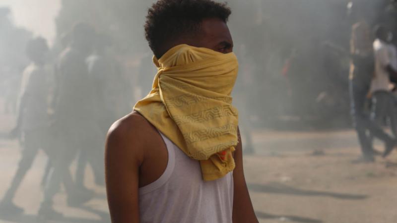 استخدمت الشرطة السودانية الرصاص المطاطي والغاز المسيل للدموع لتفريق المحتجّين في محيط القصر الجمهوري (غيتي)