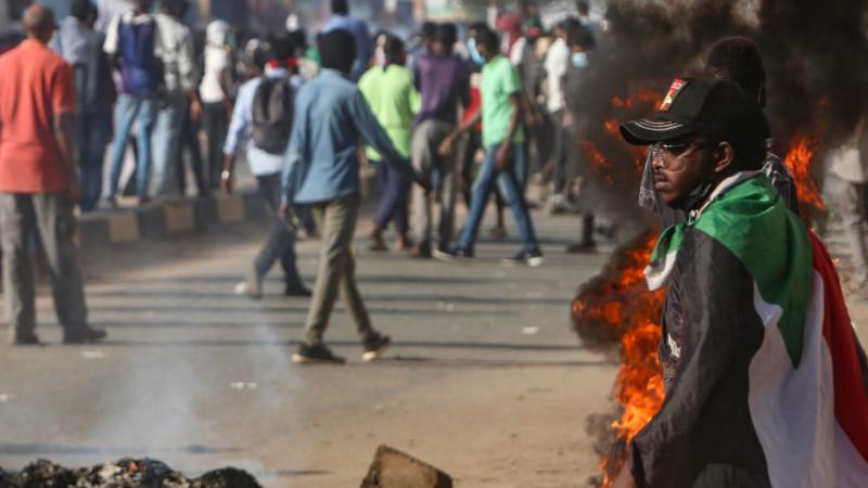 تتواصل الاحتجاجات في السوان رفضًا لـ "انقلاب الجيش" (غيتي)