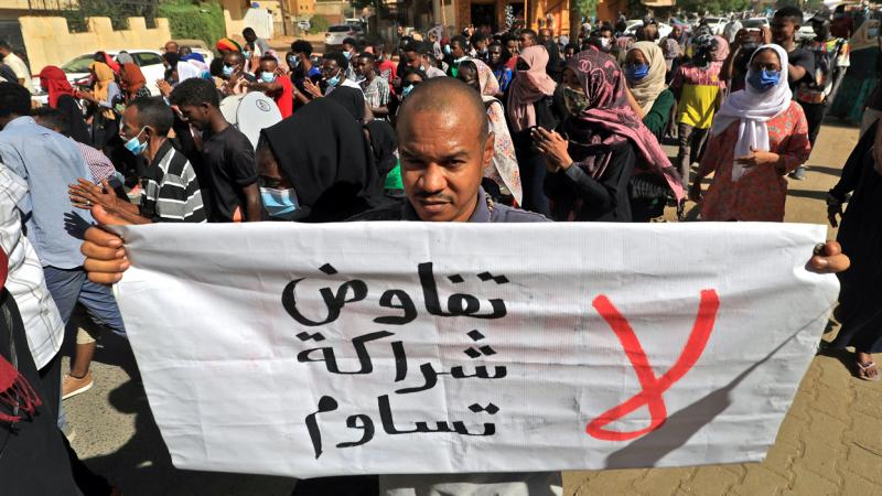 قوى سياسية سودانية تطالب بعودة "الحكم المدني الديمقراطي" (غيتي)