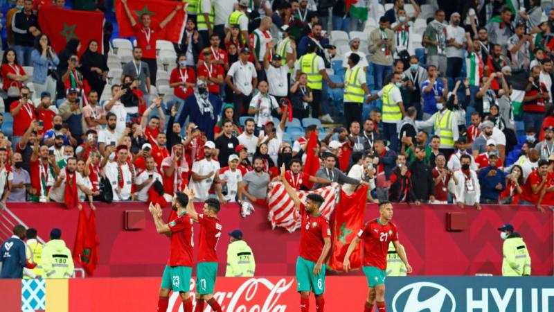 لاعبو المنتخب المغربي يحتفلون بالفوز بعد المباراة