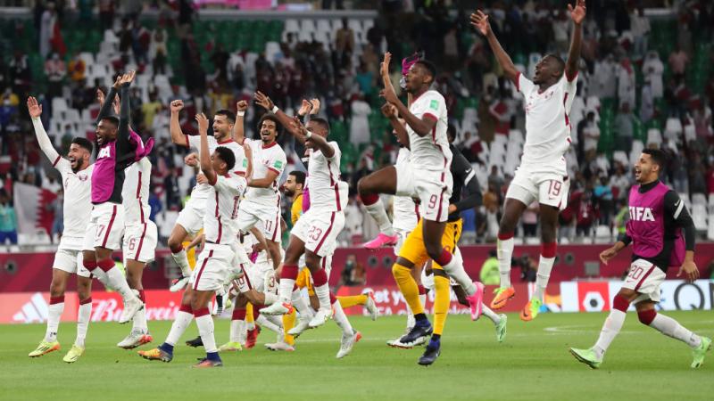 لاعبو المنتخب القطري يحتفلون بالفوز على المنتخب العماني في بطول كأس العرب