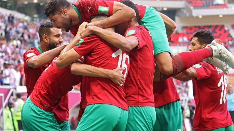 لاعبو المغرب يحتفلون بتسجيل أحد أهداف المباراة ضد الأردن