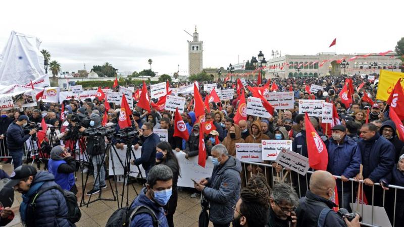 تشهد تونس أزمة سياسية إثر اتخاذ الرئيس إجراءات استثنائية اعتبرتها كثير من القوى انقلابًا على الدستور (غيتي)