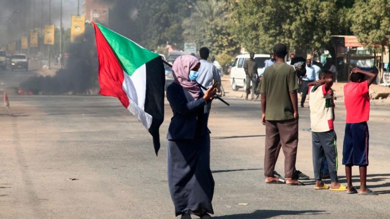 شهدت الخرطوم وعدة مدن سودانية مظاهرات حاشدة رفضًا للاتفاق السياسي بين البرهان وحمدوك (غيتي)