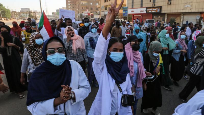 تجددت في الخرطوم ومدن سودانية أخرى الإثنين الاحتجاجات المنددة بالإنقلاب والاتفاق السياسي بين البرهان وحمدوك