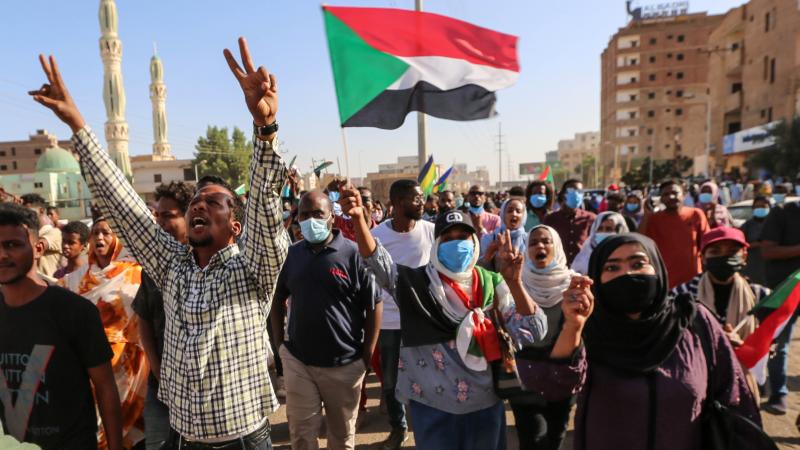 يشهد السودان منذ 25 أكتوبر 2021 احتجاجات ضد انقلاب الجيش (غيتي) 