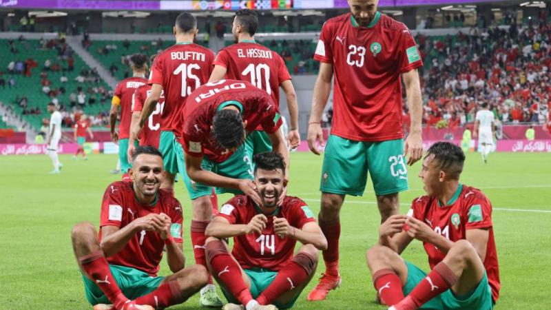 لاعبو منتخب المغرب يحتفلون بتسجيل هدفهم بمرمى المنتخب السعودي