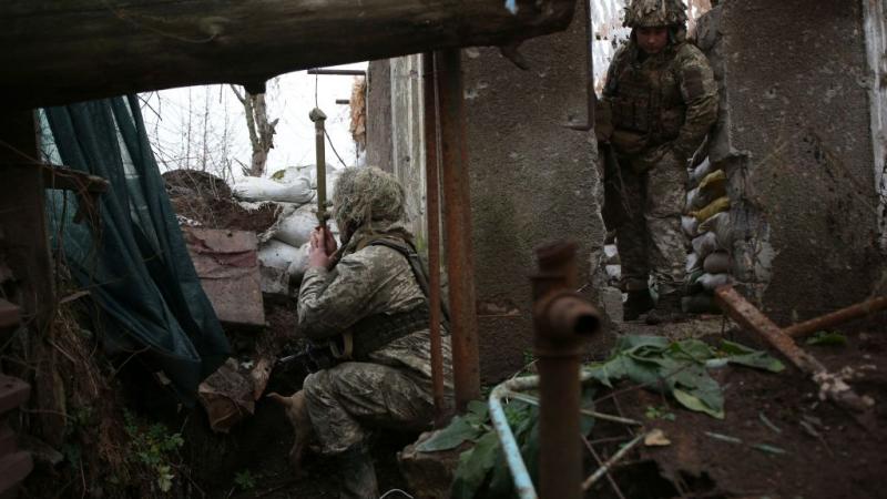 جنود أوكرانيون يتمركزون على الحدود في دانييتسيك