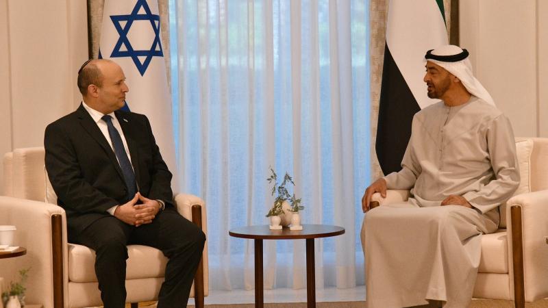 من لقاء ولي عهد أبوظبي الشيخ محمد بن زايد مع رئيس الوزراء الإسرائيلي نفتالي بينيت (غيتي)