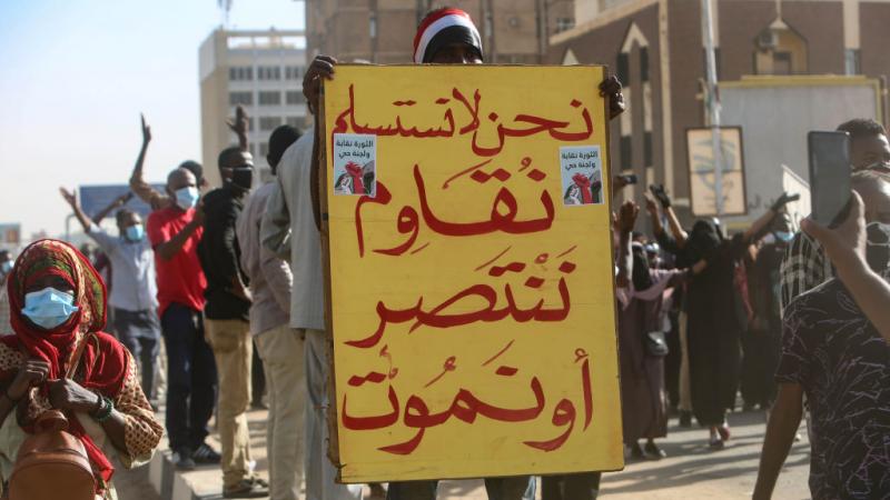 يواصل السودانيون احتجاجاتهم على الانقلاب رغم الاتفاق السياسي بين رئيس الوزراء عبد الله حمدوك وقائد الجيش عبد الفتاح البرهان (غيتي)