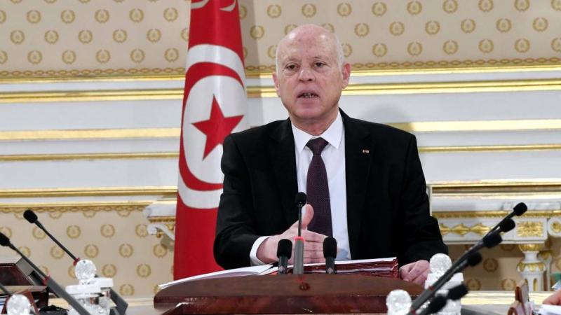 يحتكر قيس سعيّد كل السلطات تقريبًا في تونس منذ إعلانه "تدابيره الاستثنائية" الشهيرة