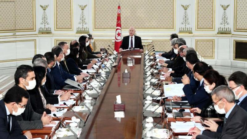 رأى معارضو الرئيس التونسي قيس سعيّد في خطابه تعزيزًا لخطاب السلطوية والتفرد وقفزًا على المؤسسات التشريعية (غيتي)