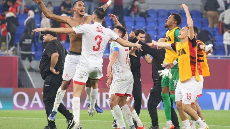 لاعبو المنتخب التونسي يحتفلون بالفوز على مصر في مباراة نصف نهائي كأس العرب 